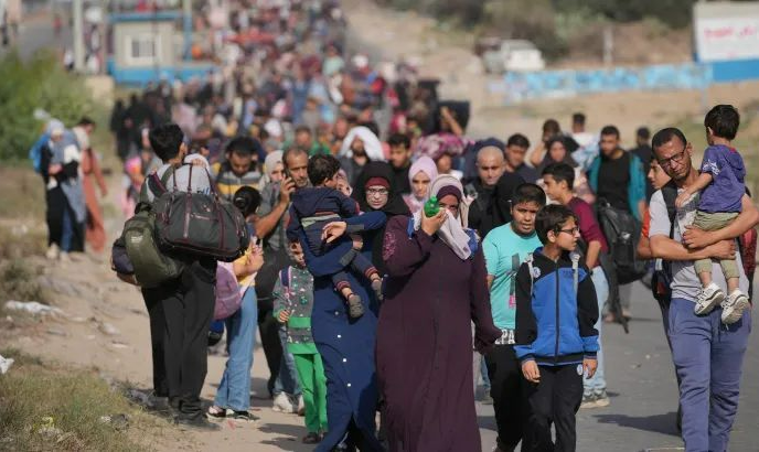 Desde 7 de outubro, ao menos 1.9 milhão  de palestinos foram forçados a deixar suas casas para fugir dos ataques israelenses; 22 mil pessoas já morreram