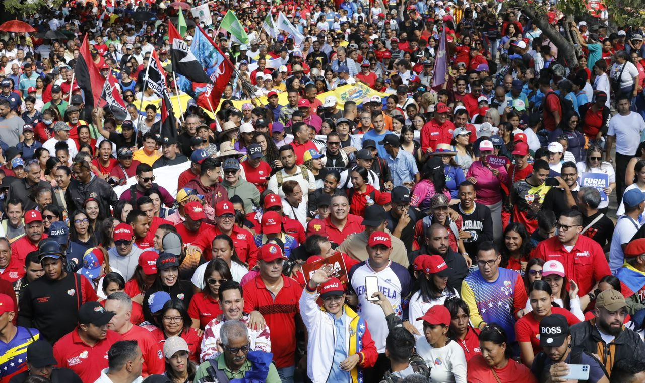 Governo e oposição vão às ruas em atos com tom eleitoral; data marca a derrubada do ditador Marcos Pérez Jiménez