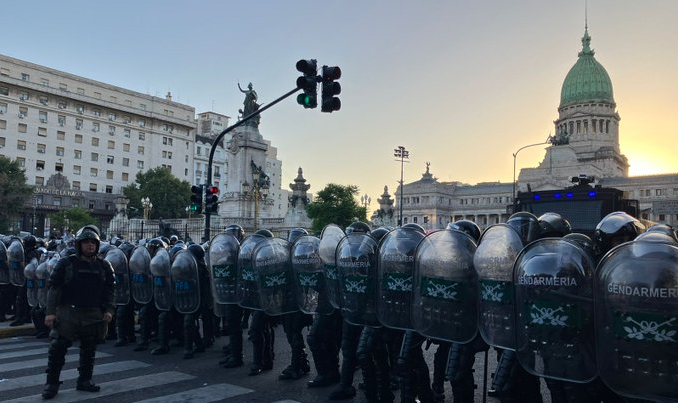 Protestos ocorreram em frente ao Legislativo do país e foram mobilizadas pela esquerda argentina