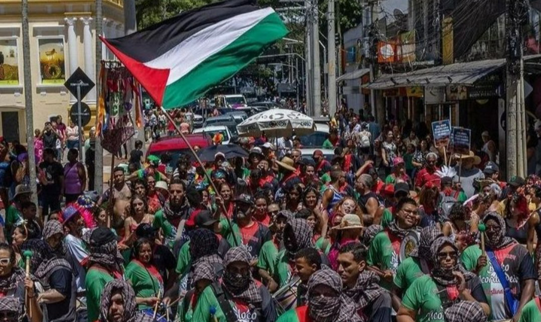 Festividades de rua celebradas ao longo de fevereiro reforçam caráter anticolonial do tradicional feriado brasileiro em meio às ofensivas israelenses na Faixa de Gaza
