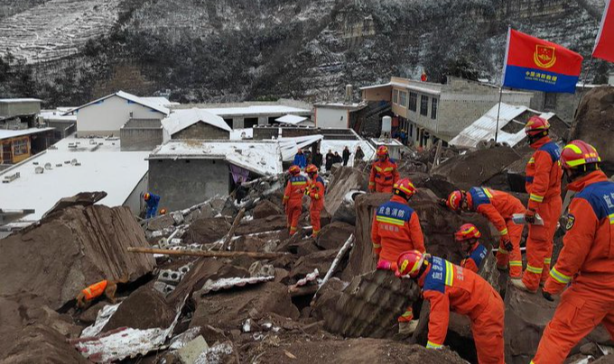 Além do deslizamento em Yunnan, a cidade de Xinjiang, foi afetada por um violento terremoto de magnitude 7.1 graus na escala Richter