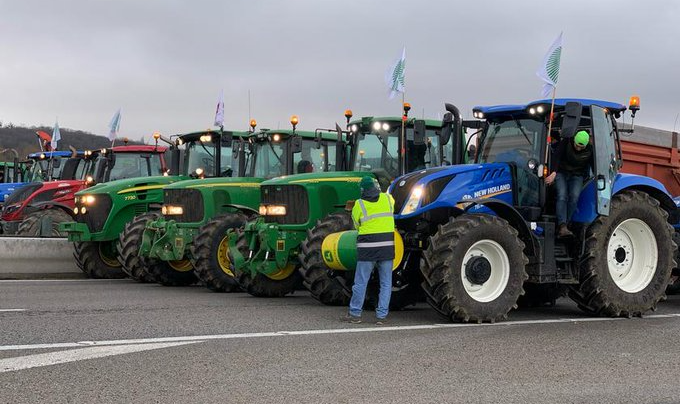 Antes de desmobilização, agricultores esperam nas estradas até que governo  Macron entregue documento escrito com promessas