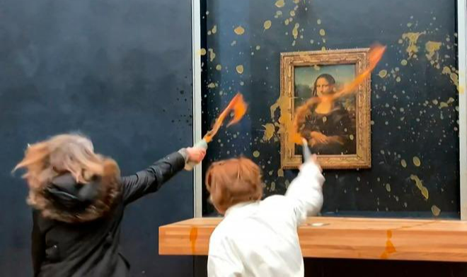 Duas mulheres atacaram a obra-prima de Leonardo da Vinci, em Paris, protegida por uma parede de vidro; ação coincide com protestos dos agricultores franceses