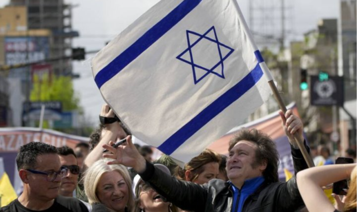 Presidente argentino, Javier Milei, chegou nesta terça-feira a Israel e anunciou o plano, sendo que a sede diplomática se encontra atualmente em Tel Aviv