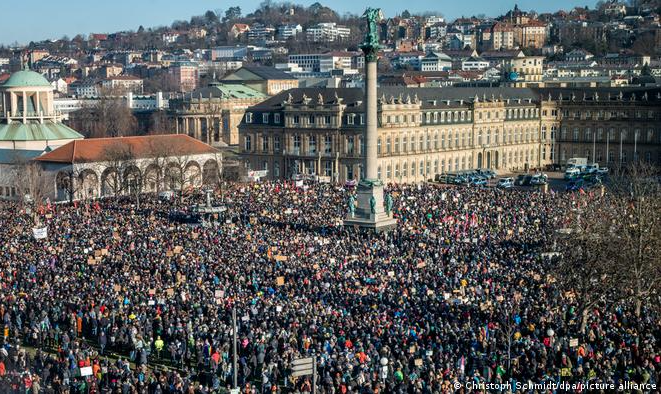 Dezenas de milhares saem às ruas em cidades como Frankfurt e Hannover em defesa da democracia