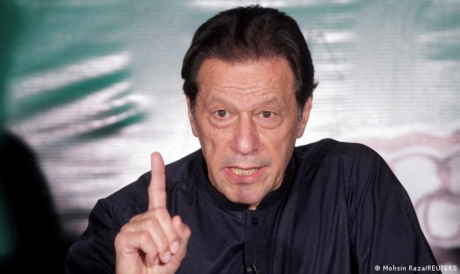 Paquistão condena ex-premiê por vender presentes oficiais, entre os itens que teriam sido vendidos por Imran Khan estão joias de diamante e relógios