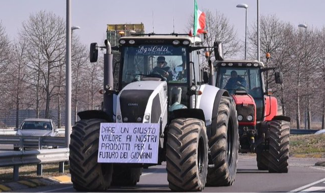 Representantes do setor levaram tratores em frente ao Coliseu, exigindo reunião com governo sobre desoneração do imposto de renda para para agricultores
