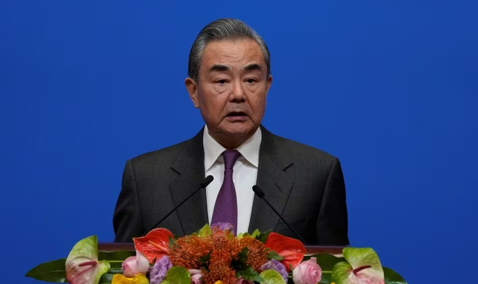 No 45º aniversário das relações sino-americanas, chanceler chinês, Wang Yi destacou prioridade em estabelecer diálogo entre nações, apesar de divergências políticas; chancelaria norte-americana se diz ‘ansiosa para trabalhar com homólogos’