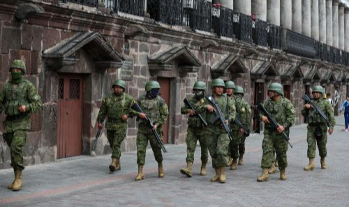 Segundo Pilar Troya, política neoliberal e medidas ‘de curto prazo’ adotadas pelo governo do Equador fortalecem Forças Armadas e podem gerar ainda mais violência de facções que se sentirem ameaçadas
