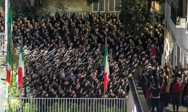 Governo ultradireitista italiano é cobrado para explicar falta de ação da polícia após centenas de manifestantes fazerem saudação fascista banida por lei