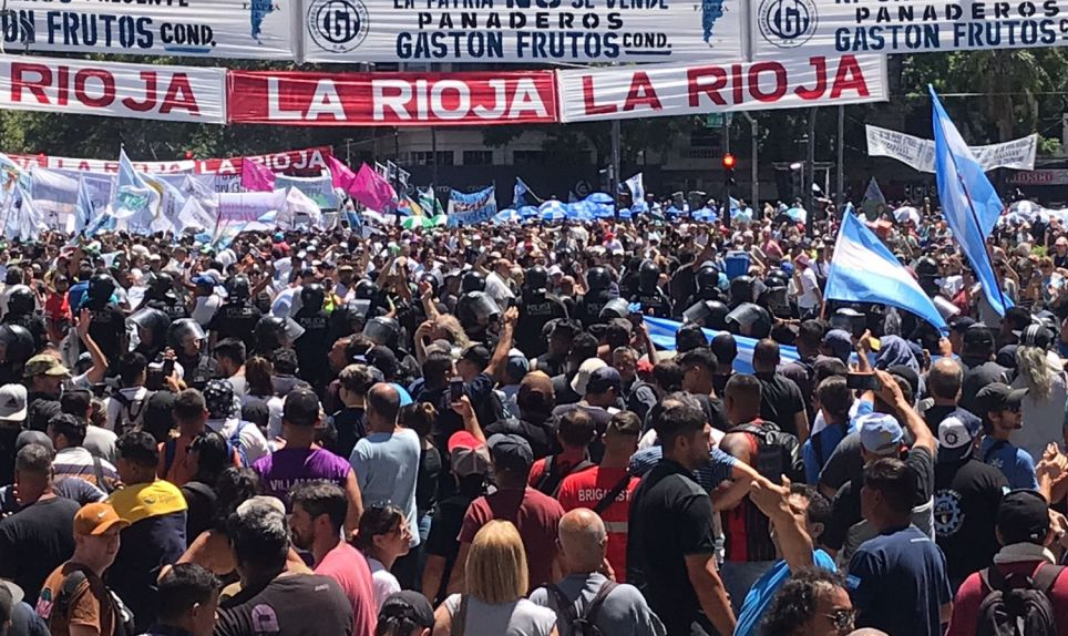 Vídeos mostram pessoas no metrô de Buenos Aires entoando cânticos que costumam ser escutados em jogos de futebol no país, mas em paródias que ironizam o presidente de extrema direita e seus eleitores