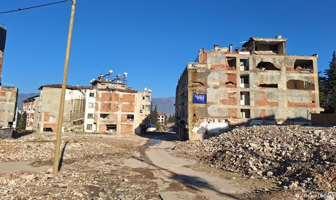 Um ano após o sismo que também abalou a Síria, no sudeste da Turquia dezenas de milhares ainda vivem em acomodações precárias; Falta água, luz, segurança, e a reconstrução se arrasta; Mas muitos querem permanecer