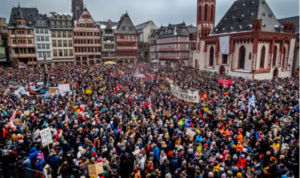 Dezenas de milhares de pessoas foram às ruas em diversas cidades do país, no terceiro final de semana seguido de protestos contra o extremismo; atos coincidiram com o Dia em Memória das Vítimas do Holocausto