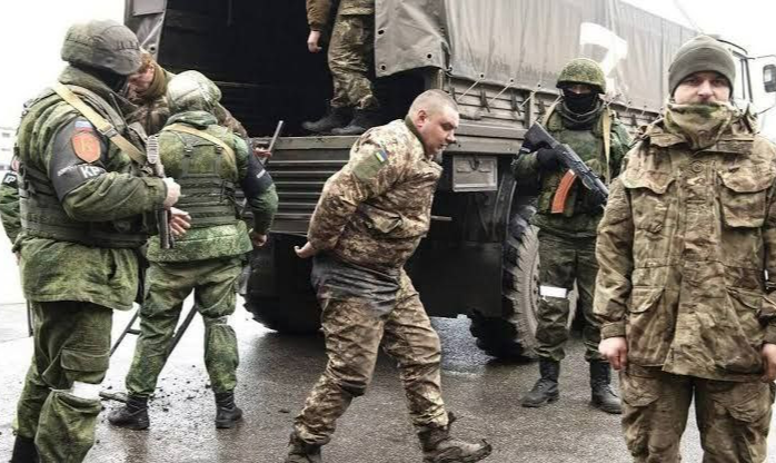 Intercâmbio de prisioneiros ocorre uma semana após a queda de avião militar russo que transportava soldados ucranianos, no qual Moscou acusou Kiev de ter abatido aeronave em 'ato terrorista'