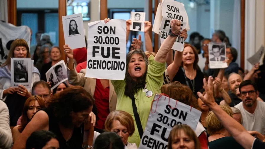 Justiça argentina condena 10 réus da ditadura à prisão perpétua