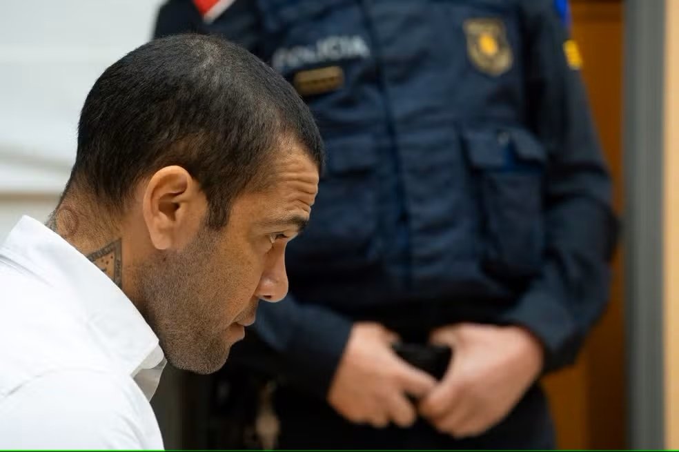Justiça da Espanha permite liberdade provisória a Daniel Alves sob fiança de R$ 5,4 milhões