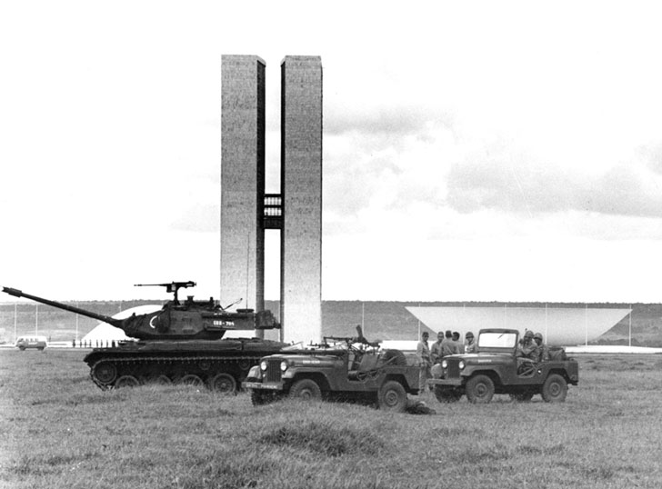 War_tanks_in_Brasilia,_1964