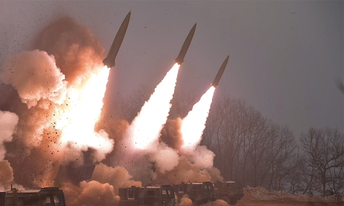 Coreia do Norte dispara mísseis de curto alcance ao Mar do Leste após estrear novas tecnologias