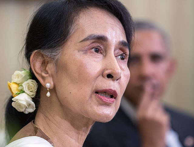 Opositora birmanesa Aung San Suu Kyi é transferida para prisão domiciliar após três anos de cadeia