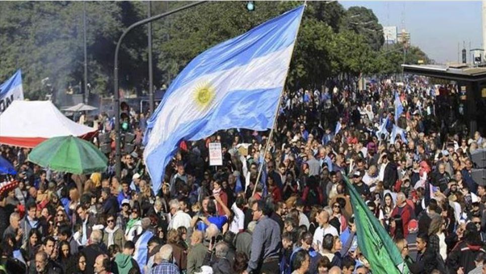 Argentinos marcham contra cortes de Milei e em defesa da educação pública