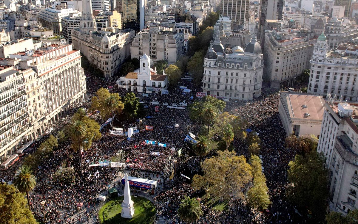 Argentina: protestos contra cortes de Milei na educação pública reúnem mais de 800 mil pessoas