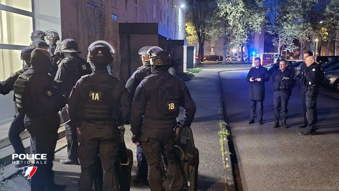 Paris: Polícia isola bairro turístico após prender suspeito de levar explosivos no consulado do Irã