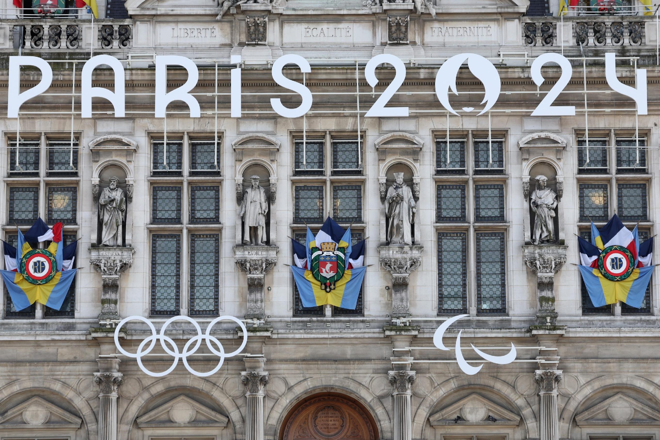 A 100 dias das Olimpíadas, operação em Paris desocupa prédio que abrigava centenas de migrantes
