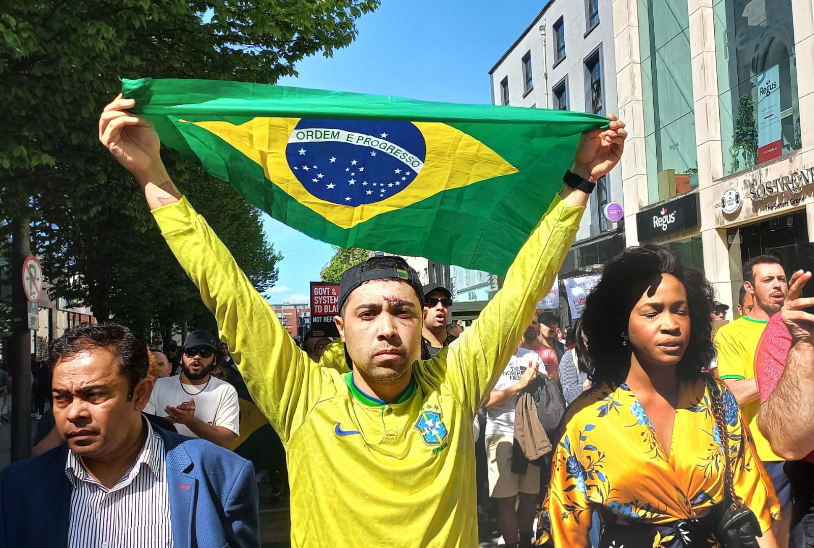 Vítimas de onda de violência, imigrantes brasileiros realizam protesto em cidade da Irlanda