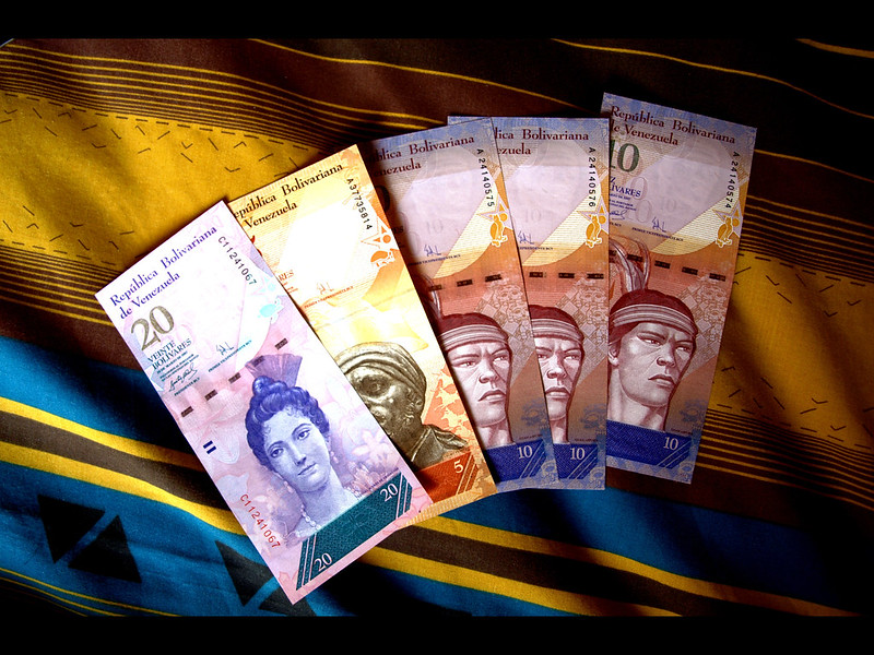 Venezuela aumenta renda e gasta mais para equilibrar economia, dizem analistas