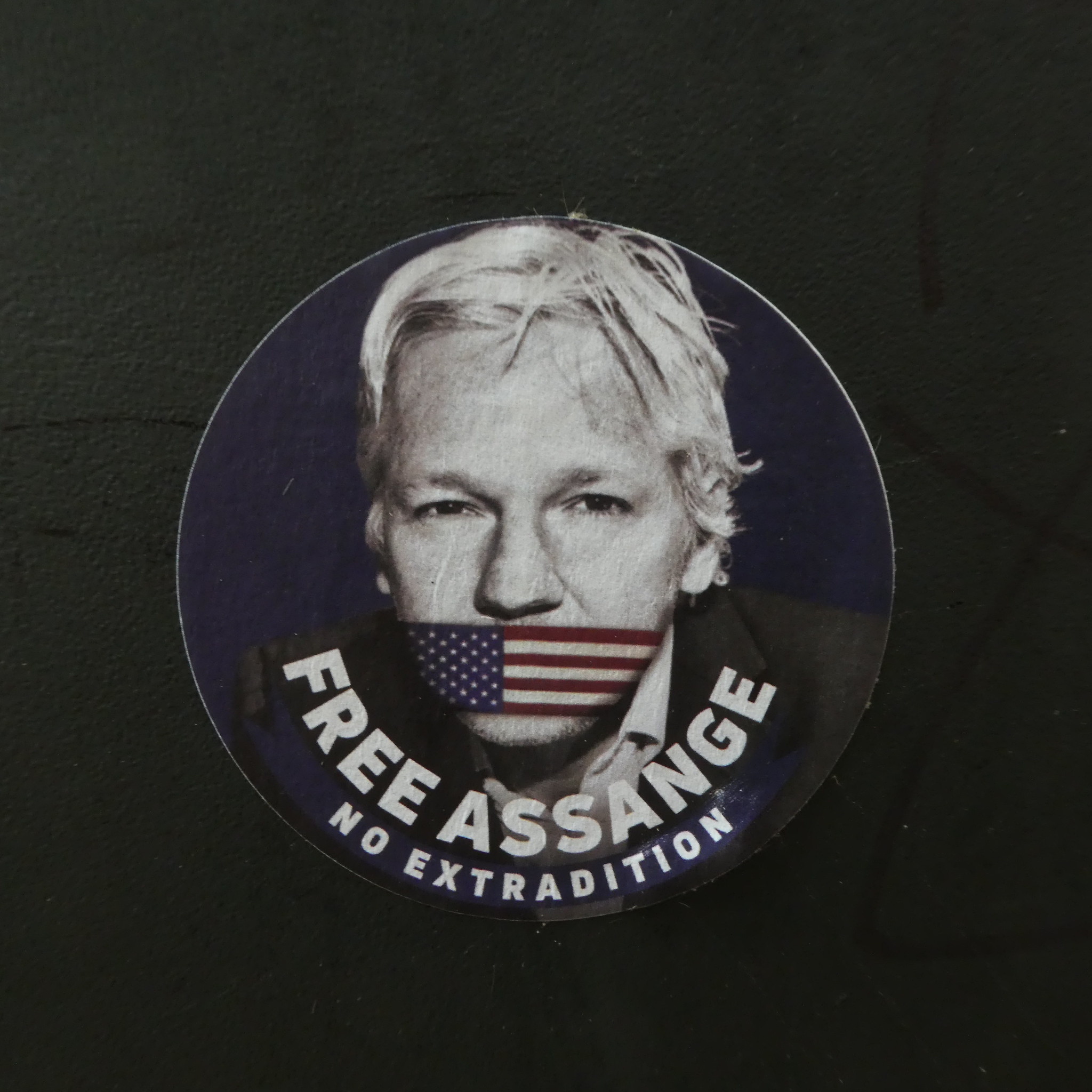 Às vésperas de possível extradição, Lula pede liberdade de Julian Assange