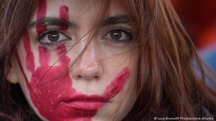União Europeia adota lei de combate à violência contra mulheres