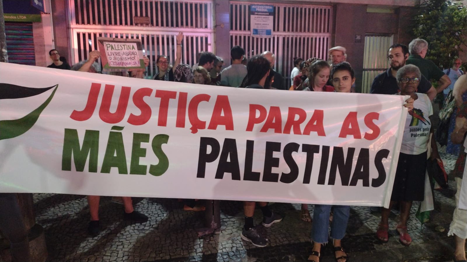 Judeus e árabes protestam na porta do Clube Hebraica contra genocídio e evento da Stand With Us