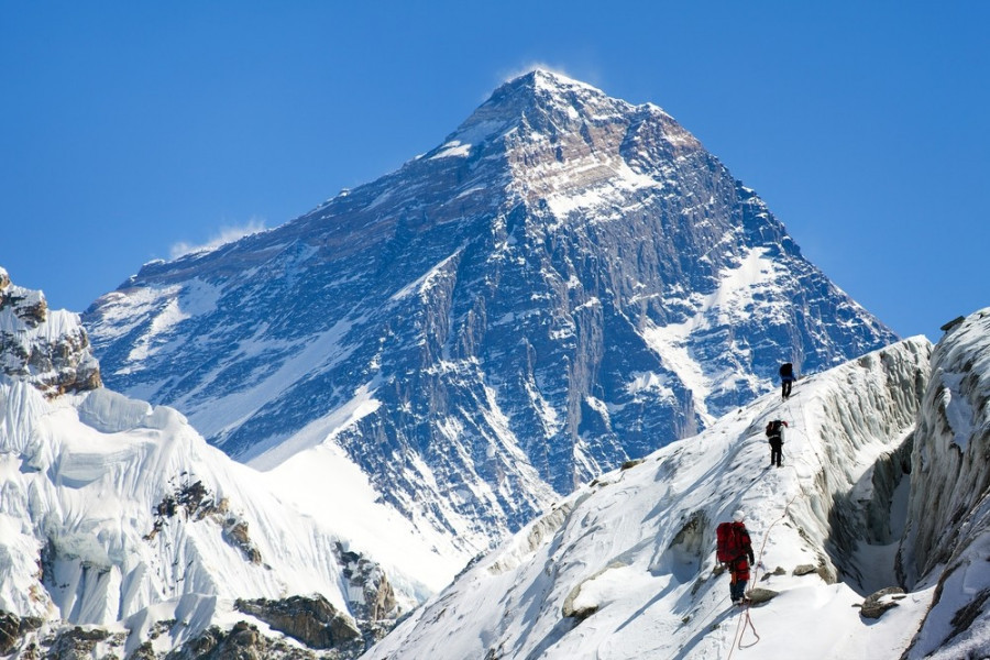 Nepal quer diminuir escaladas no Everest e outras montanhas