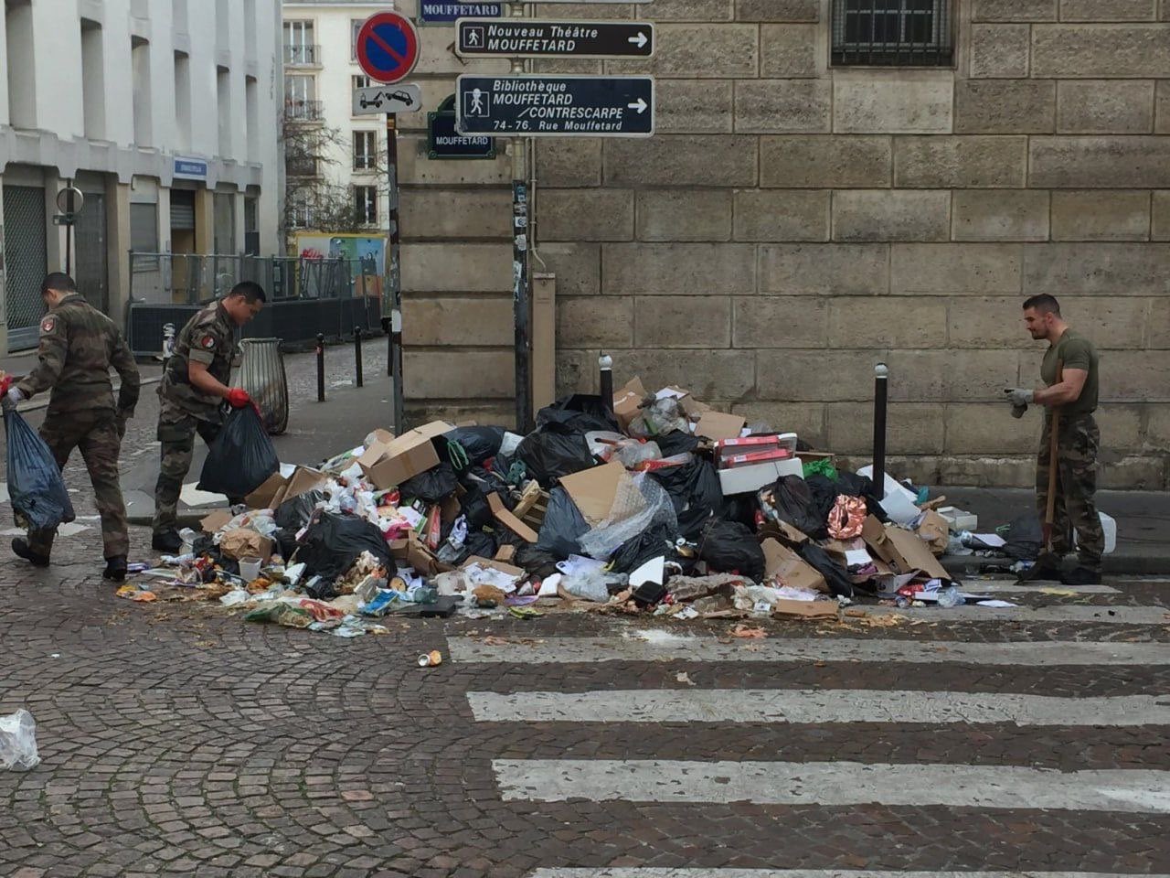 Coletores de lixo na França fazem greve enquanto país se prepara para receber tocha olímpica