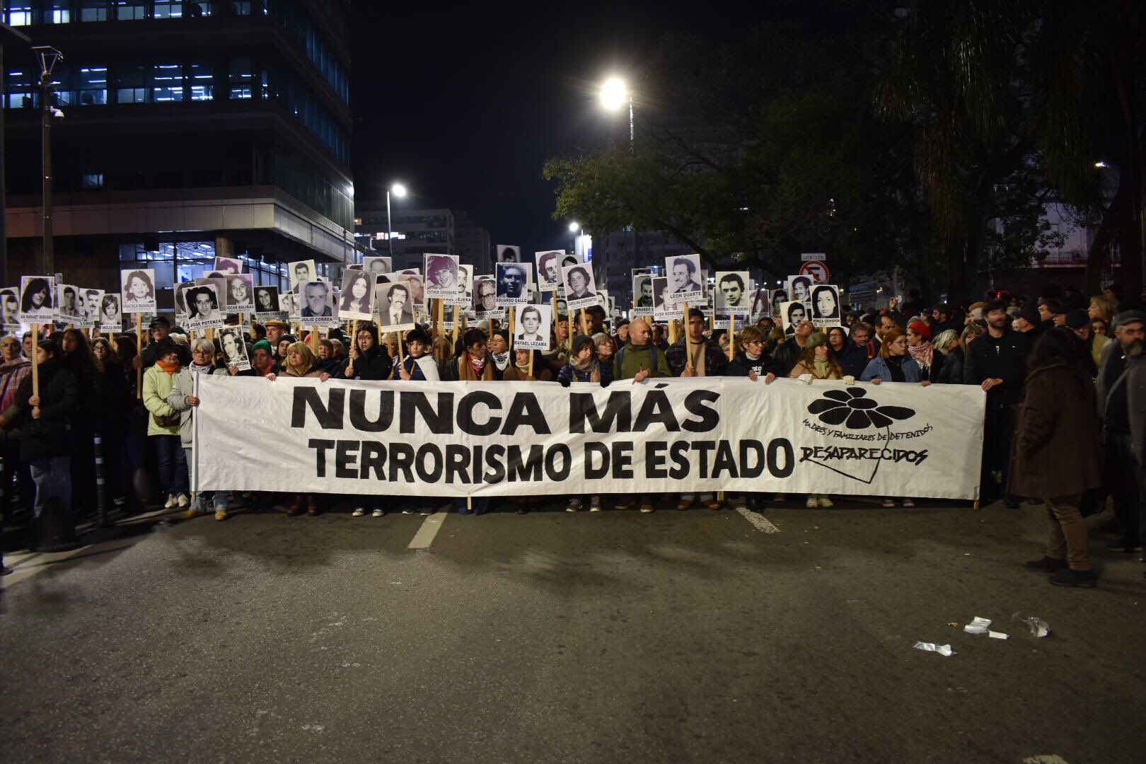 Milhares marcham em silêncio no Uruguai por justiça para desaparecidos da ditadura militar