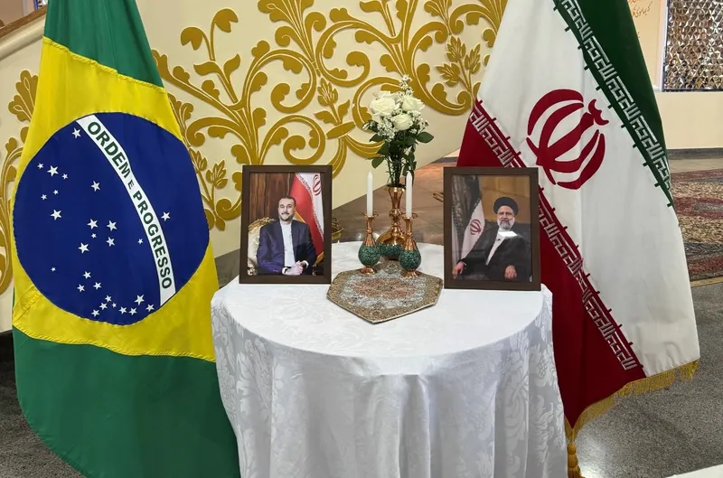 Movimentos e partidos de esquerda prestam condolências pela morte de Raisi na embaixada do Irã em Brasília