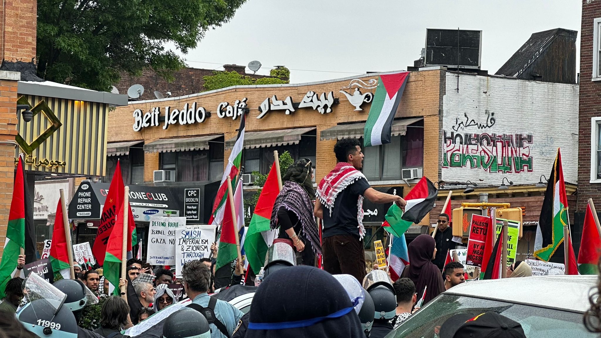 Brasileiros e árabes protestam no Brooklyn contra a guerra de Israel em Gaza