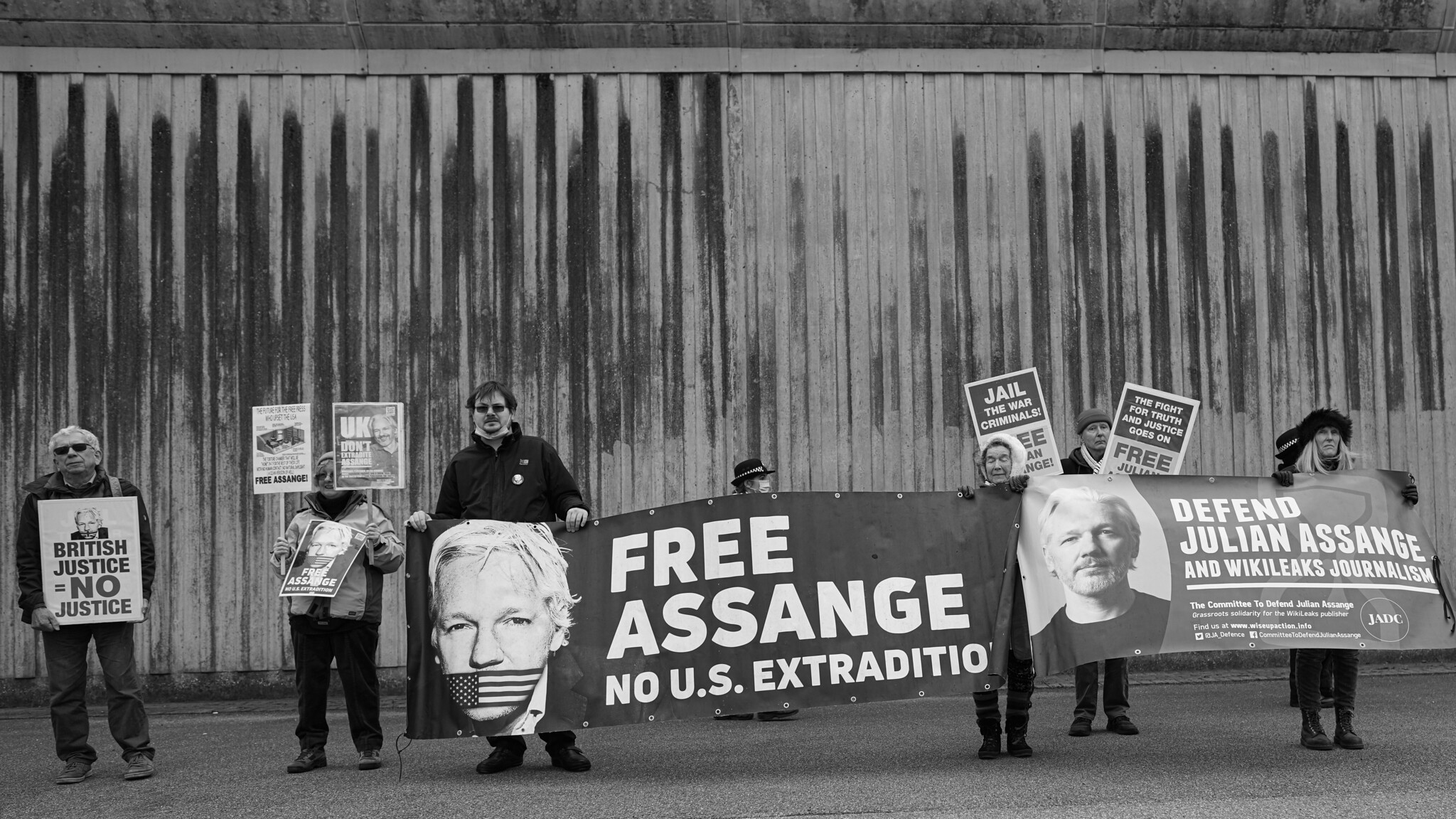 ‘Julian não estará seguro até pousar na Austrália’, diz esposa de Assange