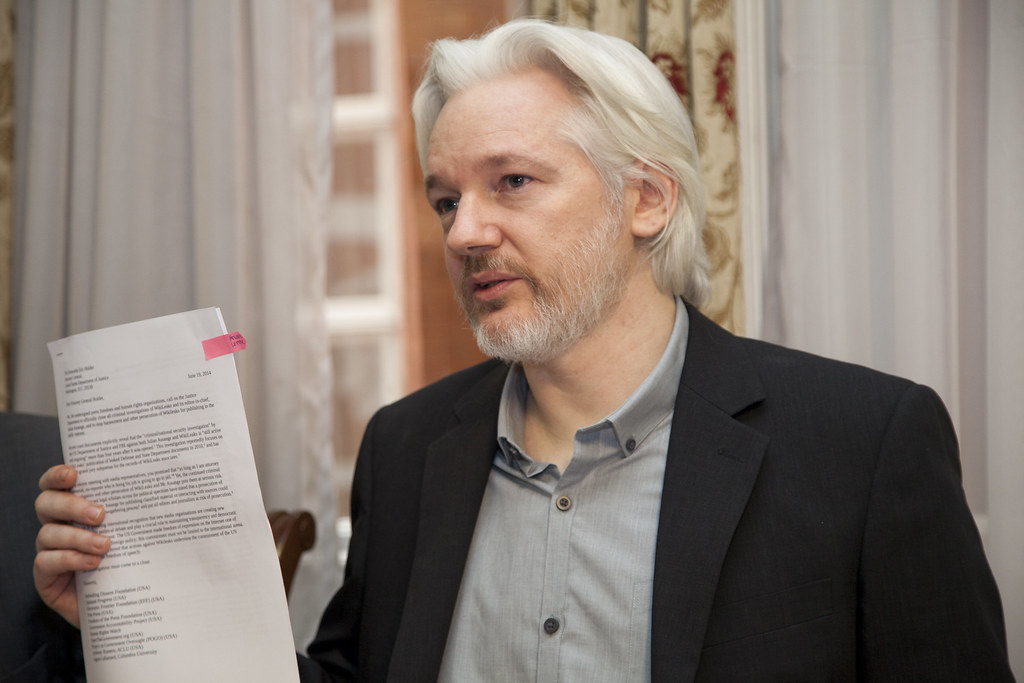 Julian Assange: o imprescindível