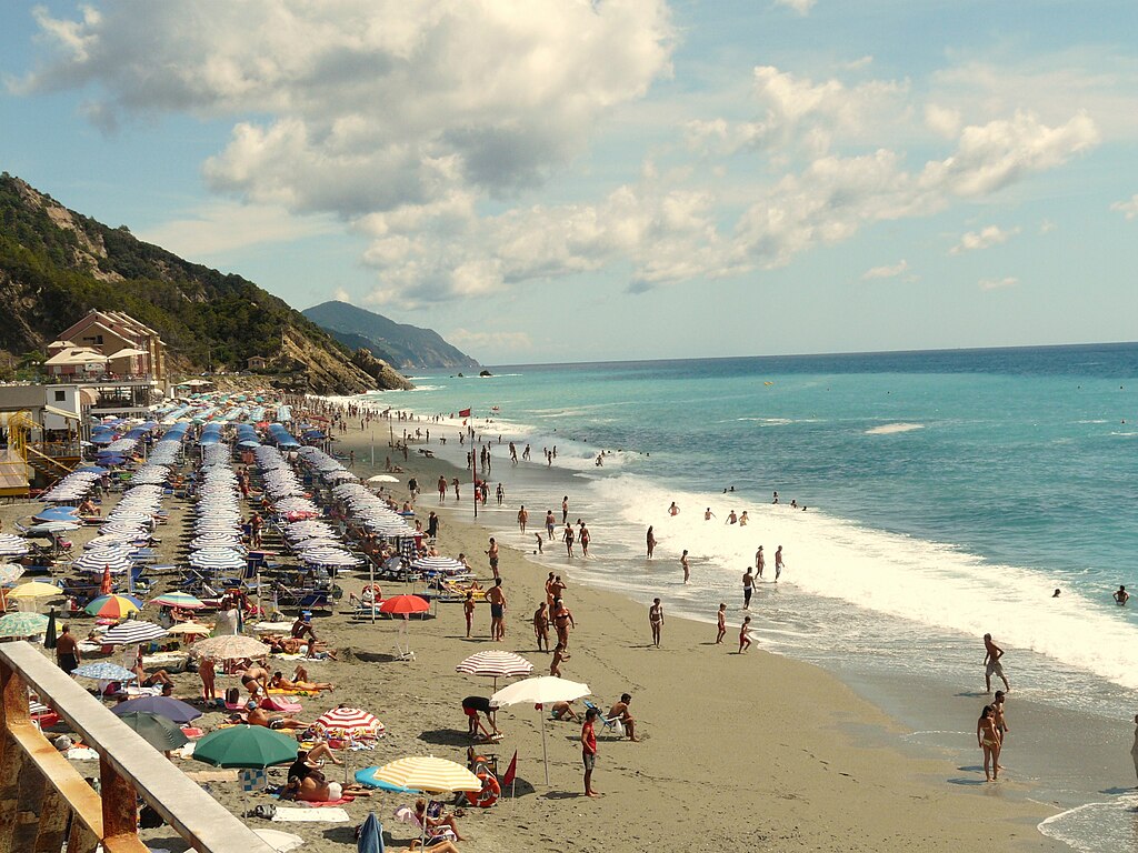 Só para ricos: como privatização dos balneários fez o povo sumir das praias na Itália