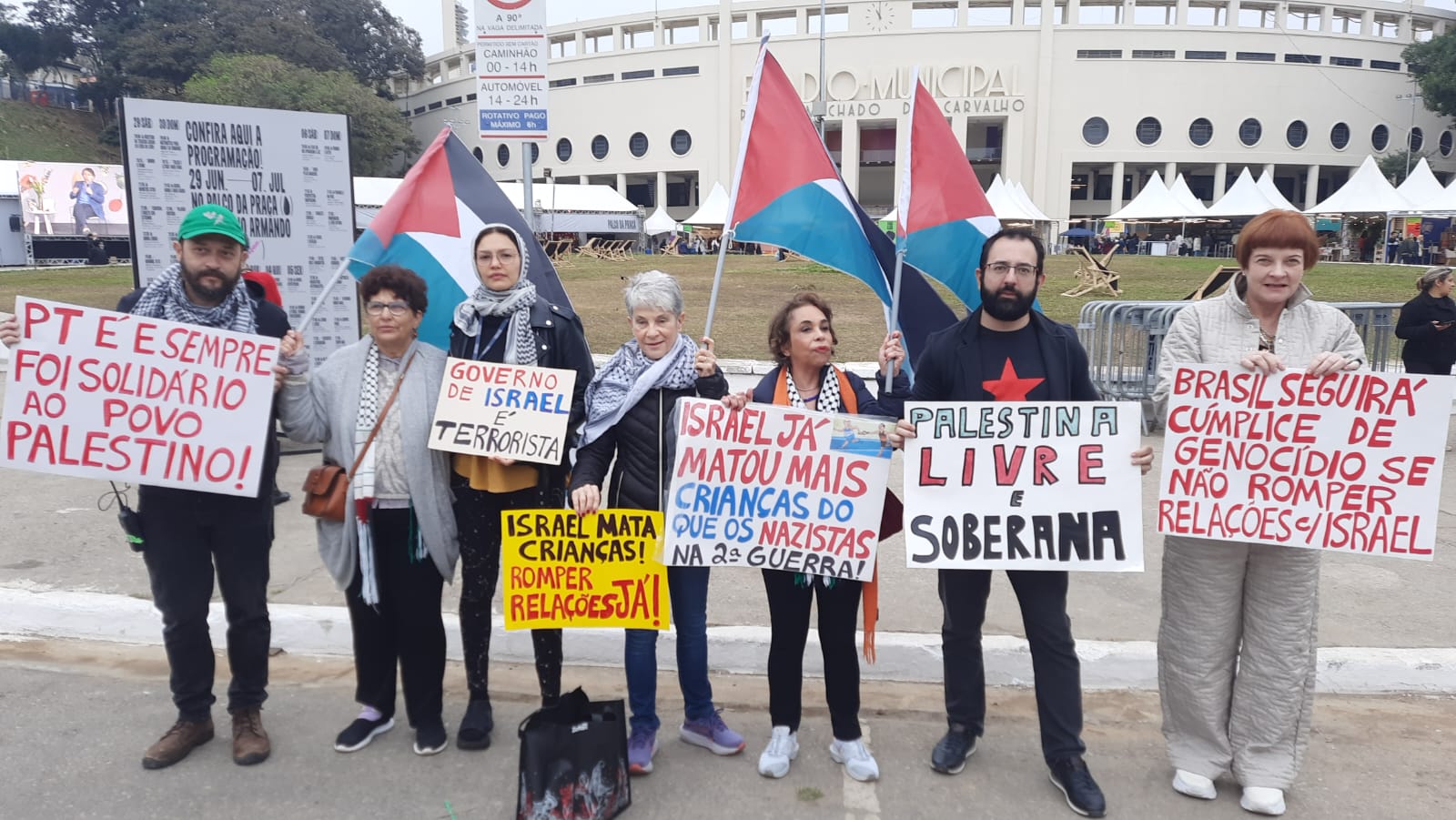 Grupo protesta n’A Feira do Livro contra ausência de debates sobre o genocídio palestino