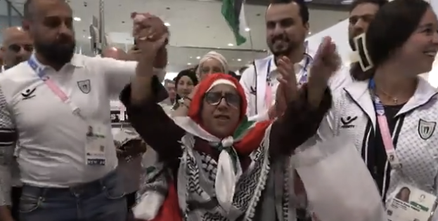 Delegação palestina é recebida em Paris com bandeiras, aplausos e presentes