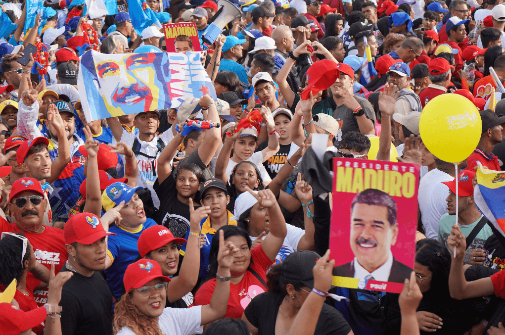 Maduro encerra campanha em Caracas com multidão nas ruas; veja fotos