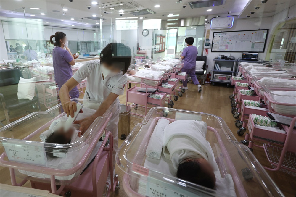 Coreia do Sul: projeto para aumentar natalidade reforça controle sobre as mulheres, acusa opositora