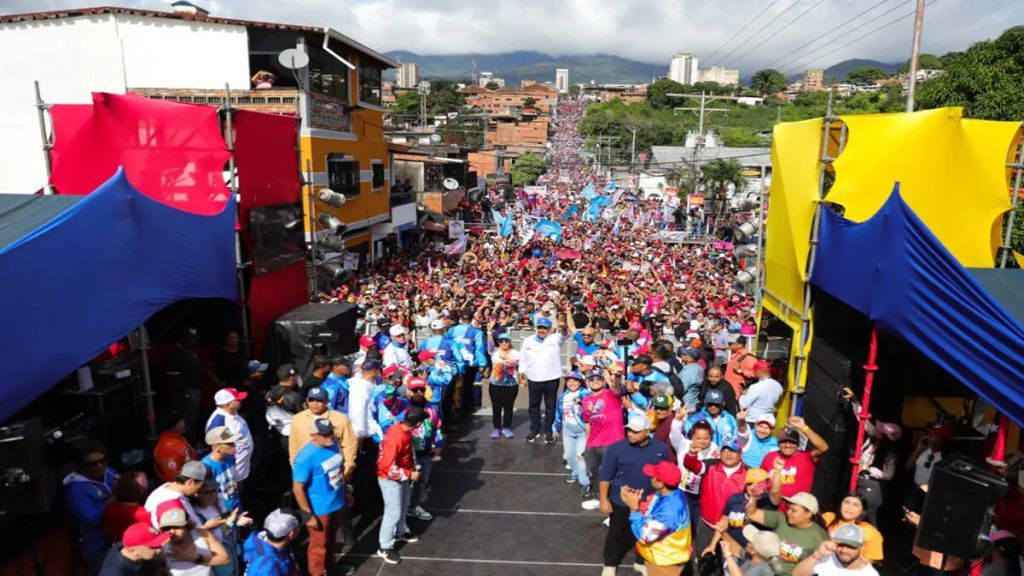 Maduro denuncia manipulação da mídia tradicional contra sua campanha