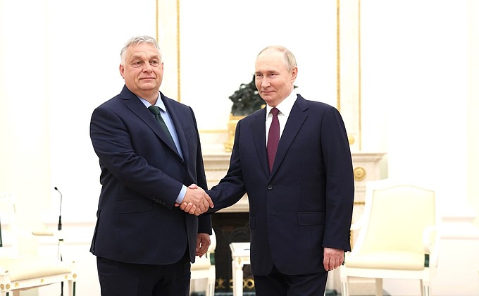 Na Rússia, Orban diz estar em ‘missão de paz’ sobre guerra na Ucrânia, mas visita causa incômodo na União Europeia