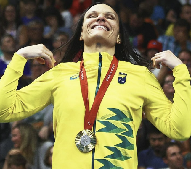 Nadadora Carol Santiago conquista 2° ouro em Paris e se torna maior medalhista paralímpica do Brasil