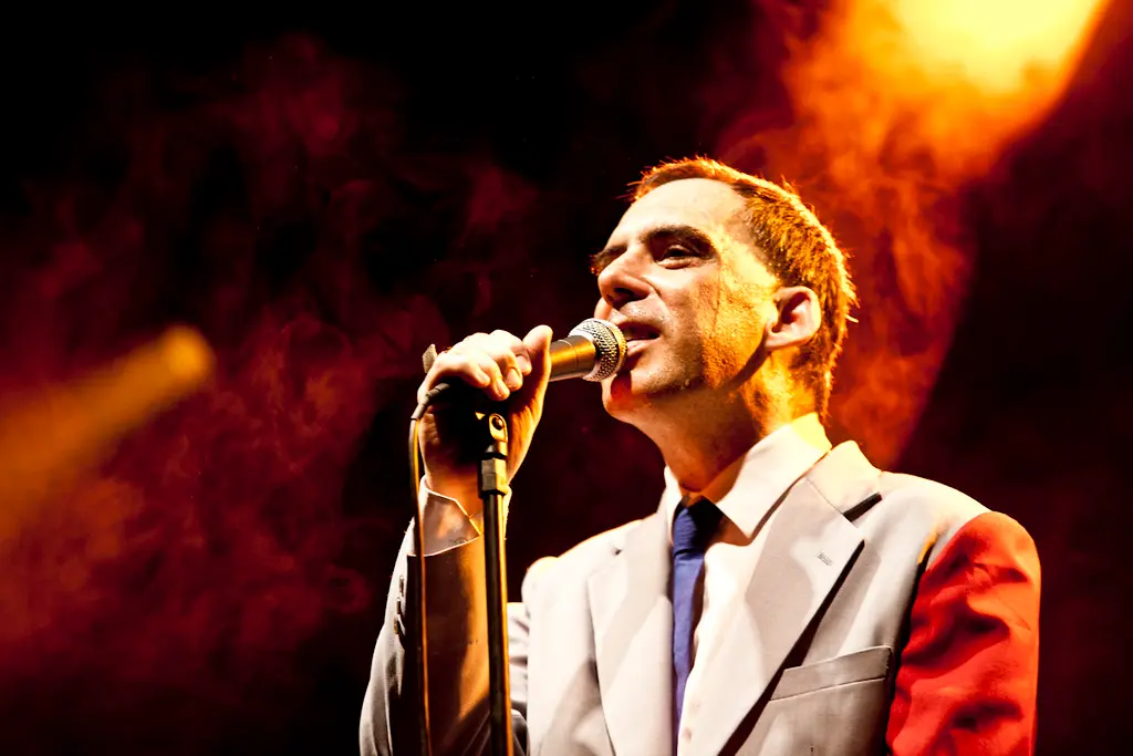 O cantor Arnaldo Antunes durante show no Sesc Bauro, em agosto de 2010. (Foto: Cássio Abreu / Flickr)