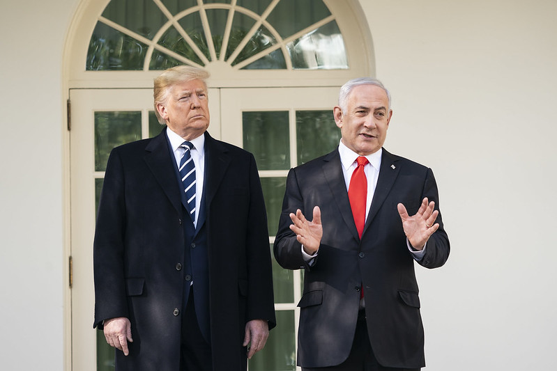 Donald Trump declara apoio a Benjamin Netanyahu durante julgamento de corrupção e alega que o premiê está em um 'caça à bruxas'
