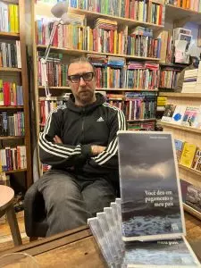 Poeta sírio-palestino Ghayath Almadhoun em São Paulo, no lançamento do livro 'Você deu em pagamento o meu país'